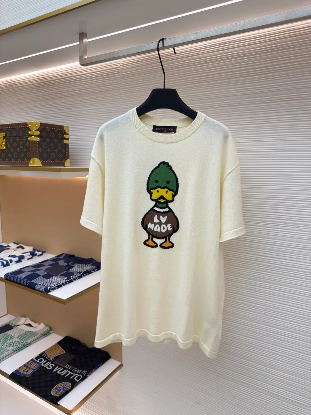 LOUIS VUITTON duck wool short sleeves ●Authentic product: purchased and developed by 7350 ●Item number: 1680163-A50 ●Fabric: fully combed wool ●Technology: woolen weaving ●Version: fitted version ●Weight: about 305 grams ●Size: XS-S-M-L ●Description: The woolen material is fully combed and 100% cotton yarn is dyed and dyed according to the original version. An experienced painter manually counts the pattern 1:1 with reference to the original version. It takes a long time and manually counts more than 10,000 pinholes. It is truly perfect 1:1. It is woven using the latest wool hanging machine. During the weaving, 13 sand spits are used to alternately weave back and forth. Single single There are more than 4,000 rows of wool knitting in the front of the garment, and it takes several hours to weave one piece of clothing. There are so many knots in the newly woven garments that it requires manual thread picking and knot inspection. After random inspections, seam picking, washing, original main labels, and wash marks are all hand-ordered. Details include the height of the wash mark, stitching, and final ironing. Only after a general inspection can the goods be packaged and shipped.